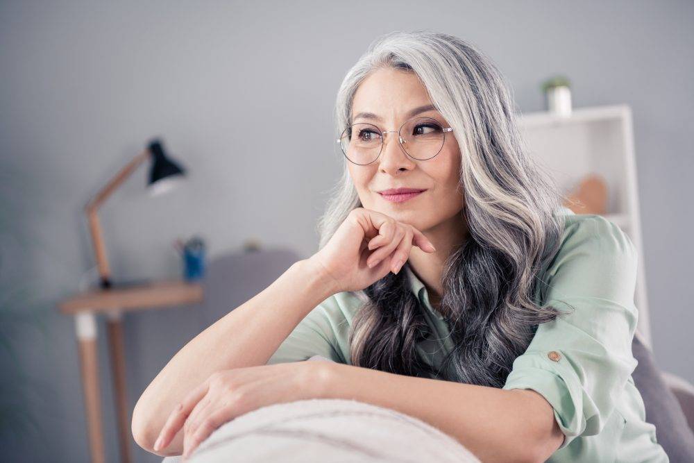 8 Meilleures lunettes pour les cheveux gris, choisissez les styles et les couleurs pour paraître plus jeune