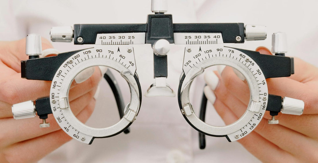 2 hands holding eye exam device