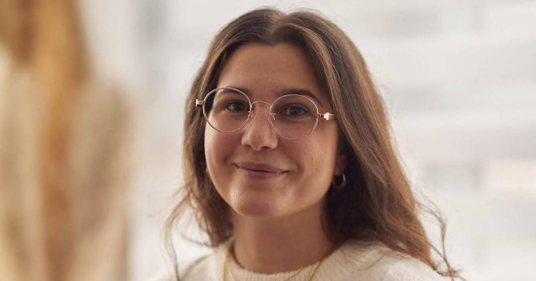 wide face girl wearing rose gold eyelasses