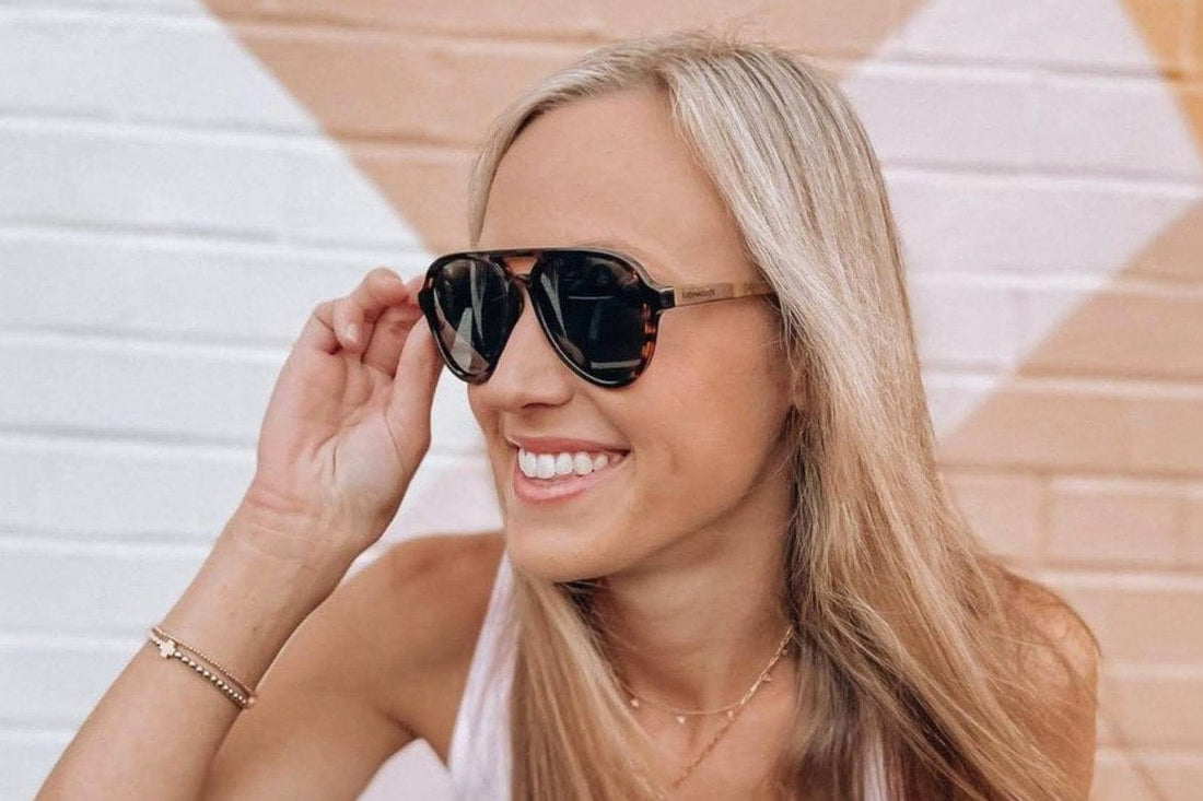 Femme portant des lunettes de soleil Runner, Green Tortoise Aviator