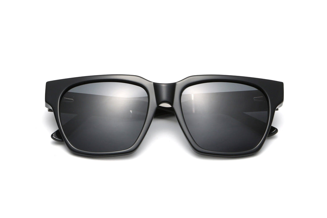 Ava, Lunettes de soleil carrées surdimensionnées noires - pliées