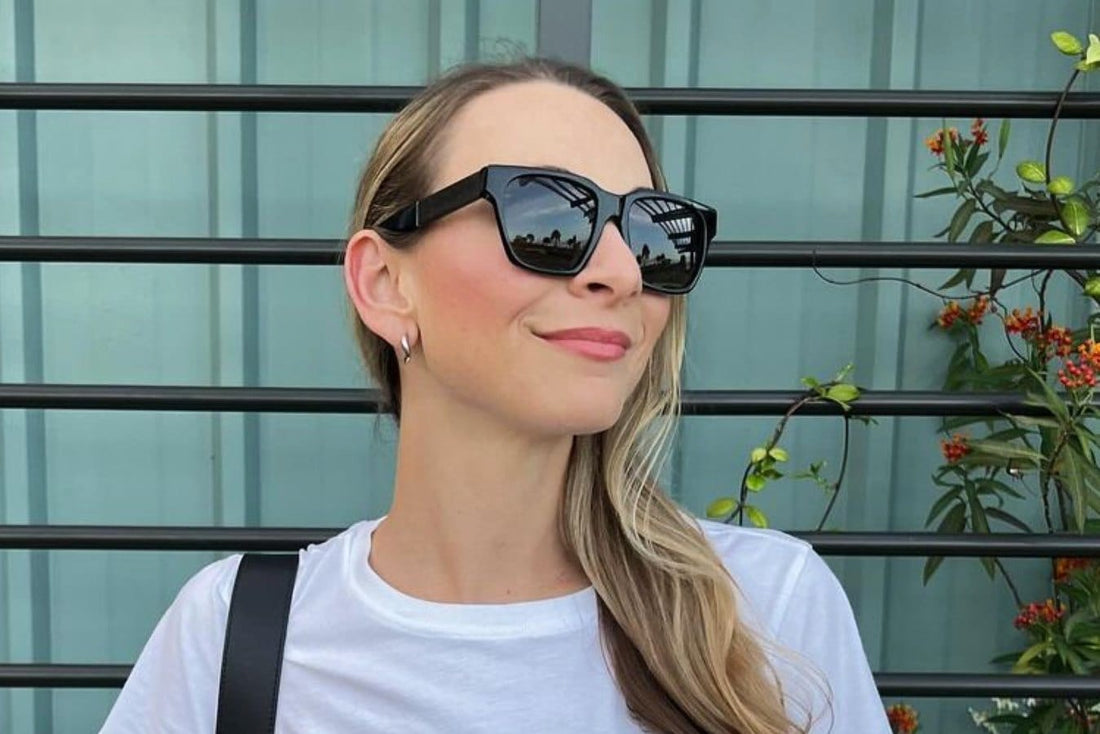 Femme portant Ava, lunettes de soleil carrées surdimensionnées noires