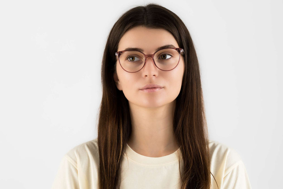Femme portant des lunettes Felicity Pink, ovales en acétate rose