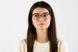 Femme portant des lunettes Felicity Pink, ovales en acétate rose