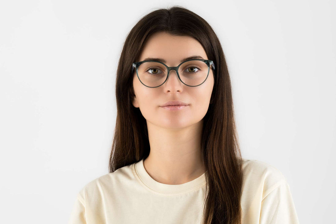 Femme portant des lunettes Felicity Blue, ovales en acétate bleu turquoise