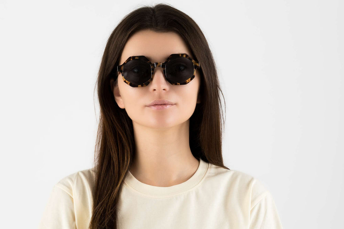 Femme portant des lunettes de soleil Meteor, Tortoise Brown Octagon
