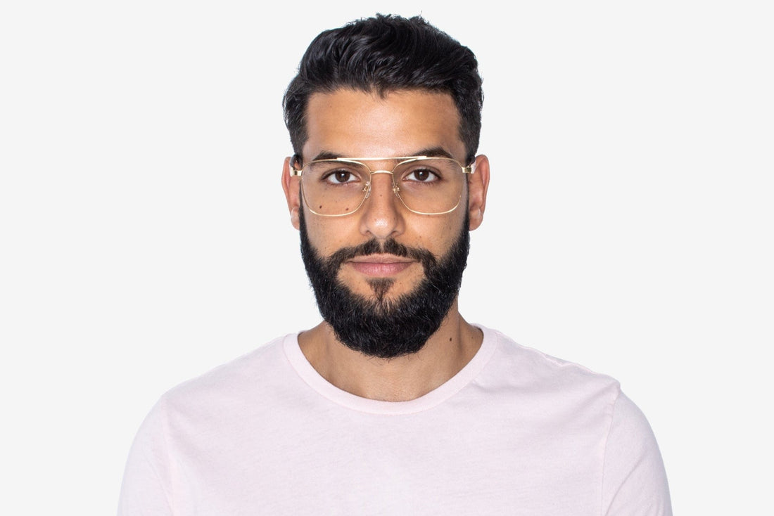Homme portant des lunettes d'aviateur carrées rétro en or Drive