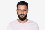 Homme portant des lunettes d'aviateur carrées rétro en or Drive
