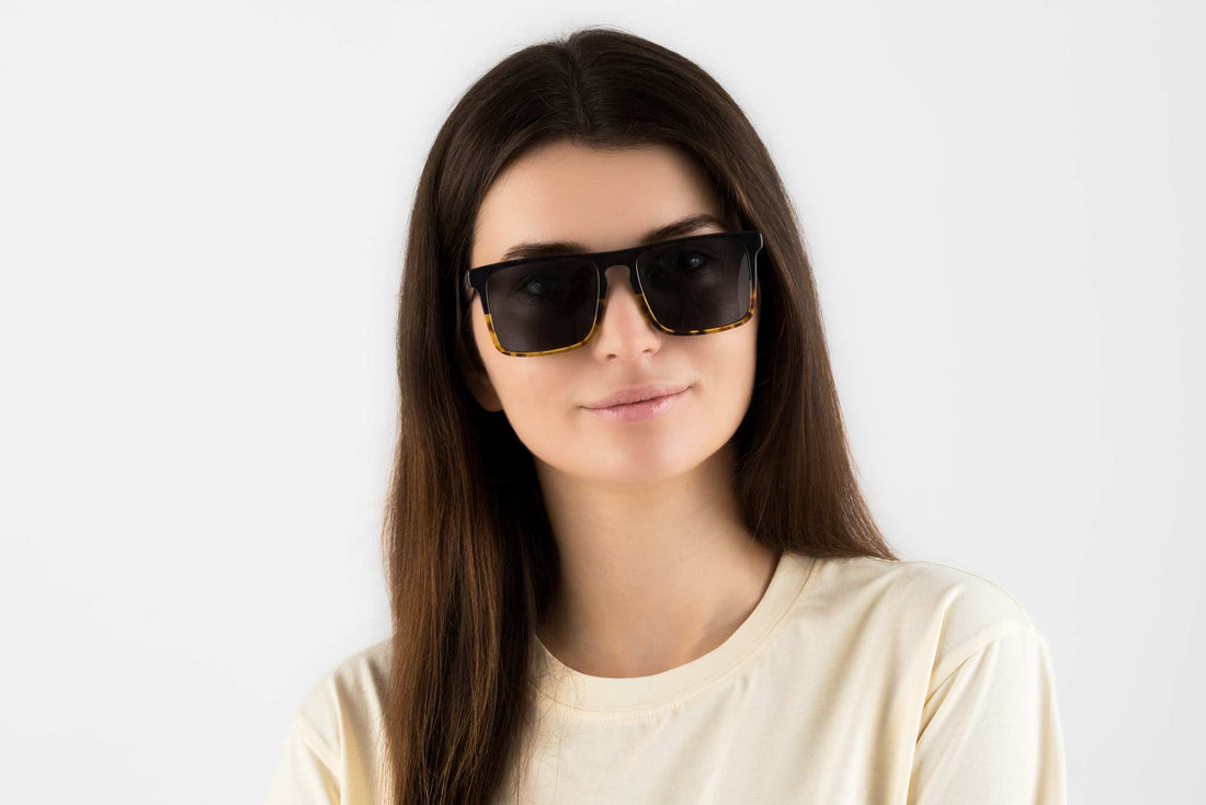 Femme portant des lunettes de soleil Felix, Yellow Tortoise Rectangle