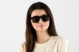 Femme portant des lunettes de soleil Felix, Yellow Tortoise Rectangle