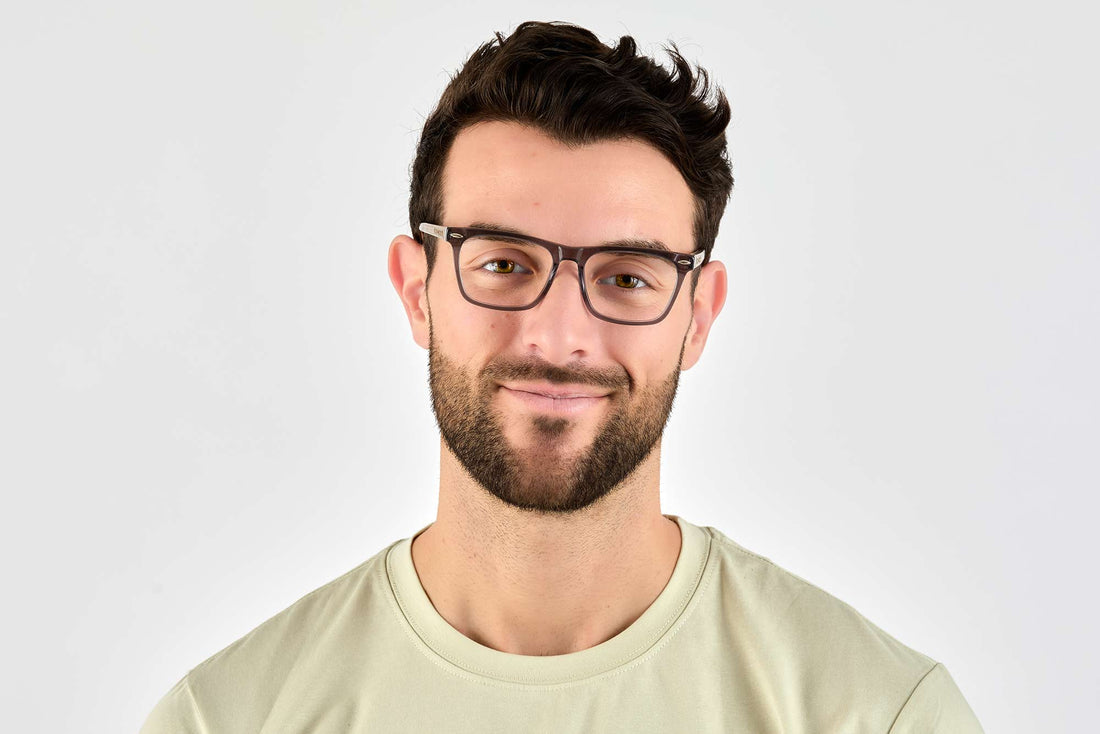 Homme portant des lunettes Grace Grey, carrées en acétate gris