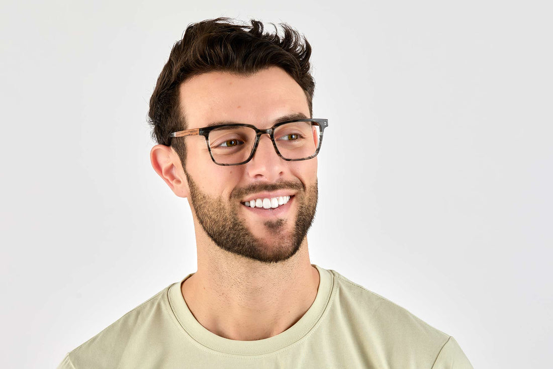 Homme portant Trust Grey, lunettes carrées en acétate gris