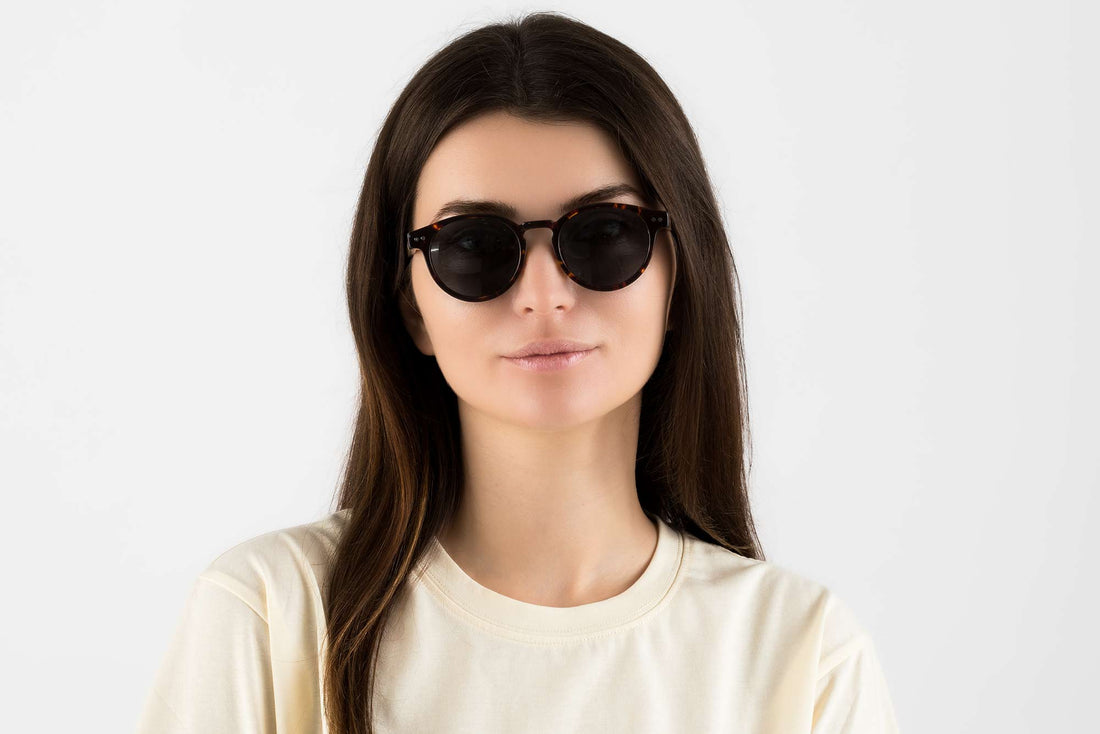 Femme portant des lunettes de soleil Trevor, Small Round Tortoise