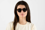 Femme portant des lunettes de soleil Trevor, Small Round Tortoise