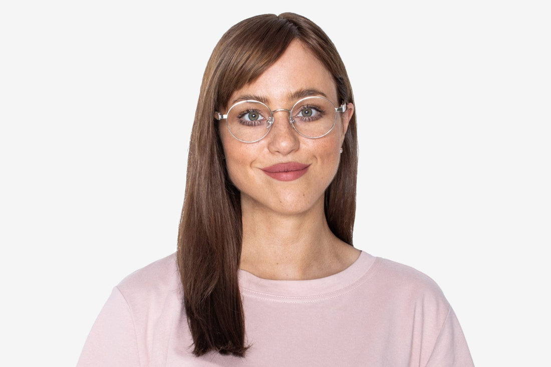 Femme portant Joy Silver, Lunettes rondes en métal argenté