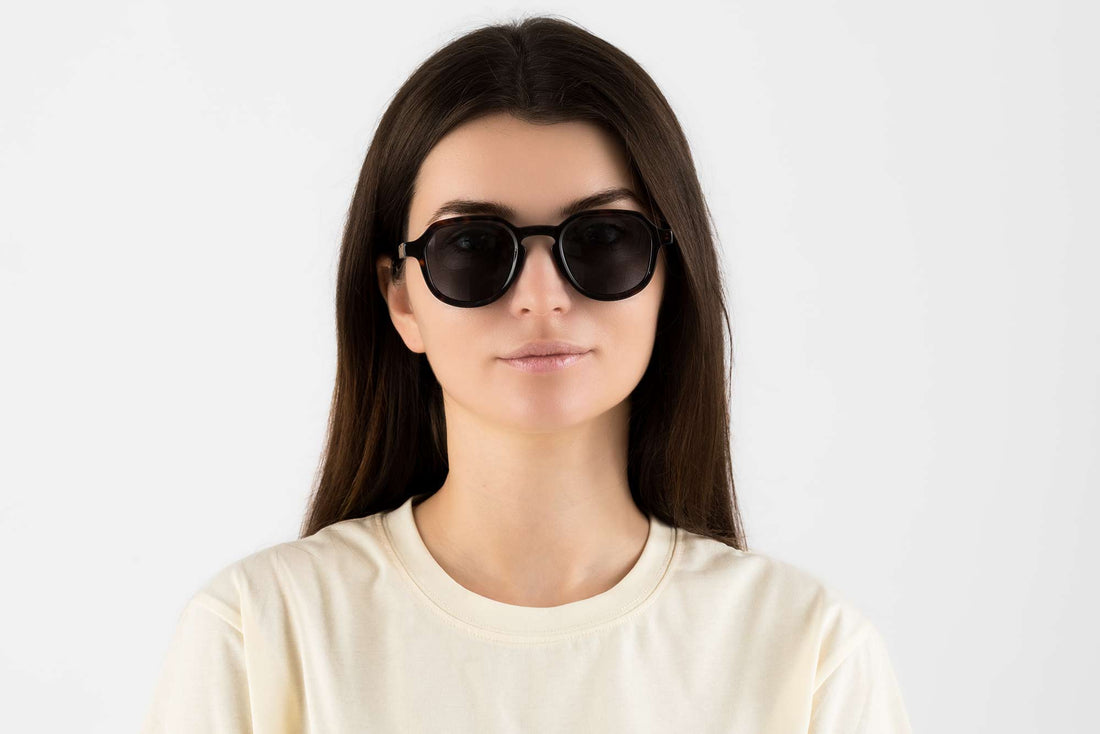 Femme portant des lunettes de soleil Hudson, Geometric Retro Square Sunglasses