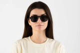 Femme portant des lunettes de soleil Hudson, Geometric Retro Square Sunglasses