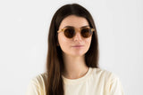 Femme portant des lunettes de soleil Jazz, Small Round Brown