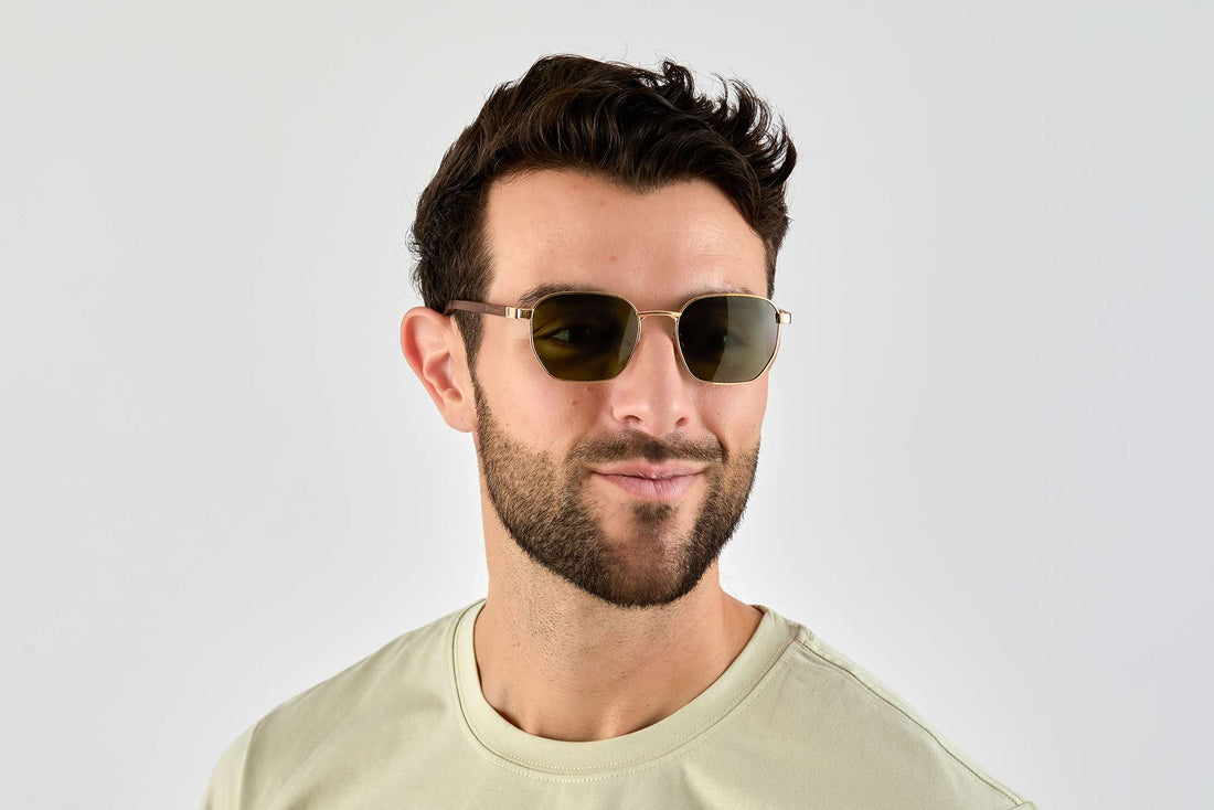 Homme portant des lunettes de soleil Arlo, Gold Retro-Square