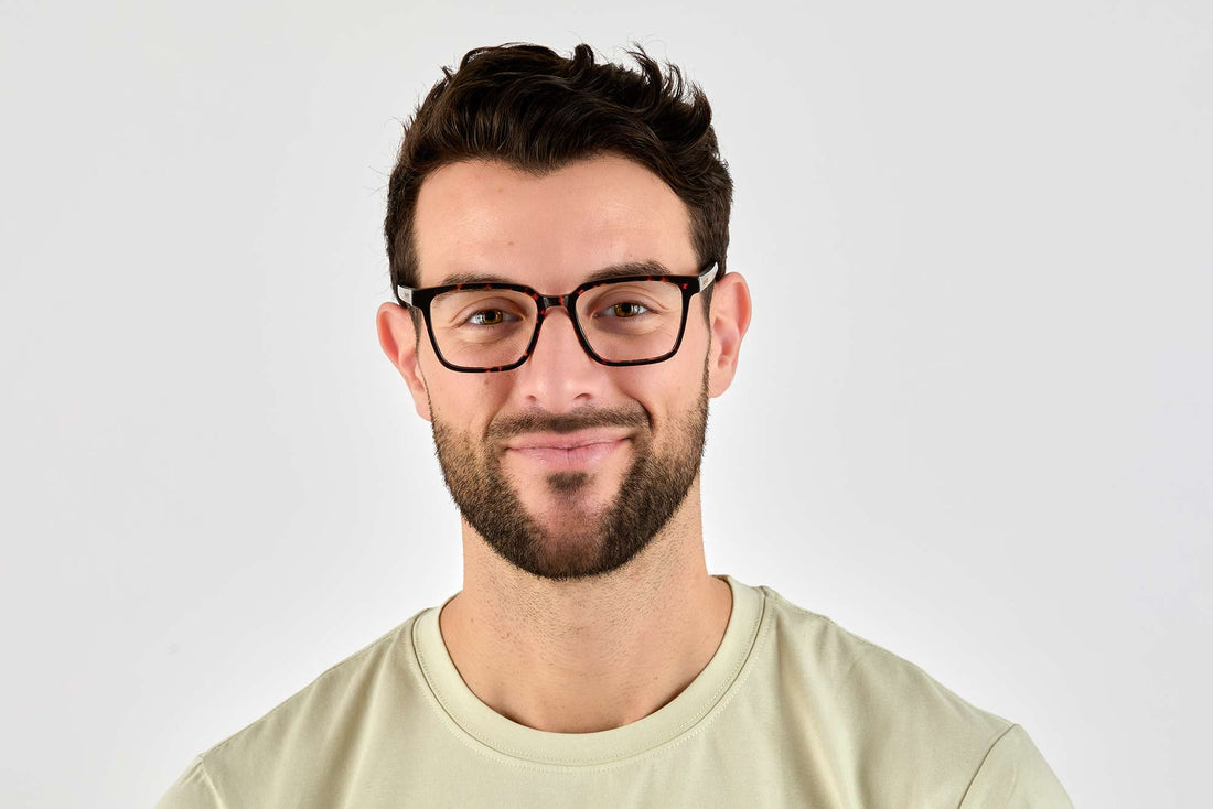 Homme portant Trust Brown, Lunettes carrées en acétate marron