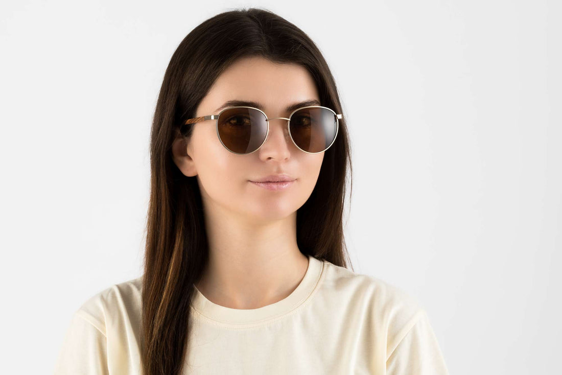 Femme portant des lunettes de soleil Austin Gold, rondes en métal doré