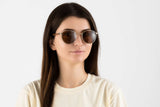 Femme portant des lunettes de soleil Austin Gold, rondes en métal doré