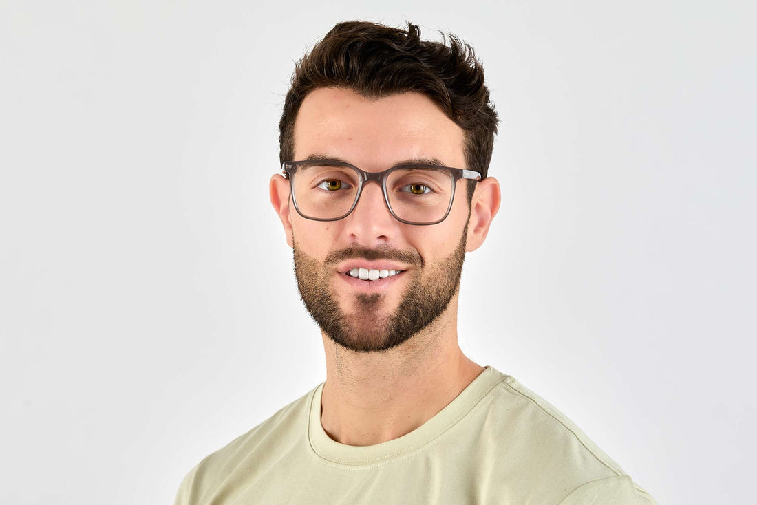 Homme portant des lunettes grises Marvel, lunettes carrées surdimensionnées en acétate gris