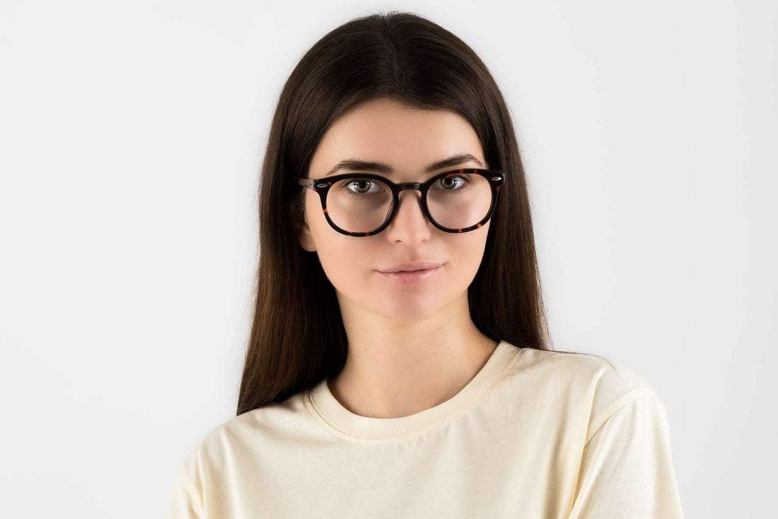 Femme portant des lunettes noires féroces, rondes et à monture noire épaisse