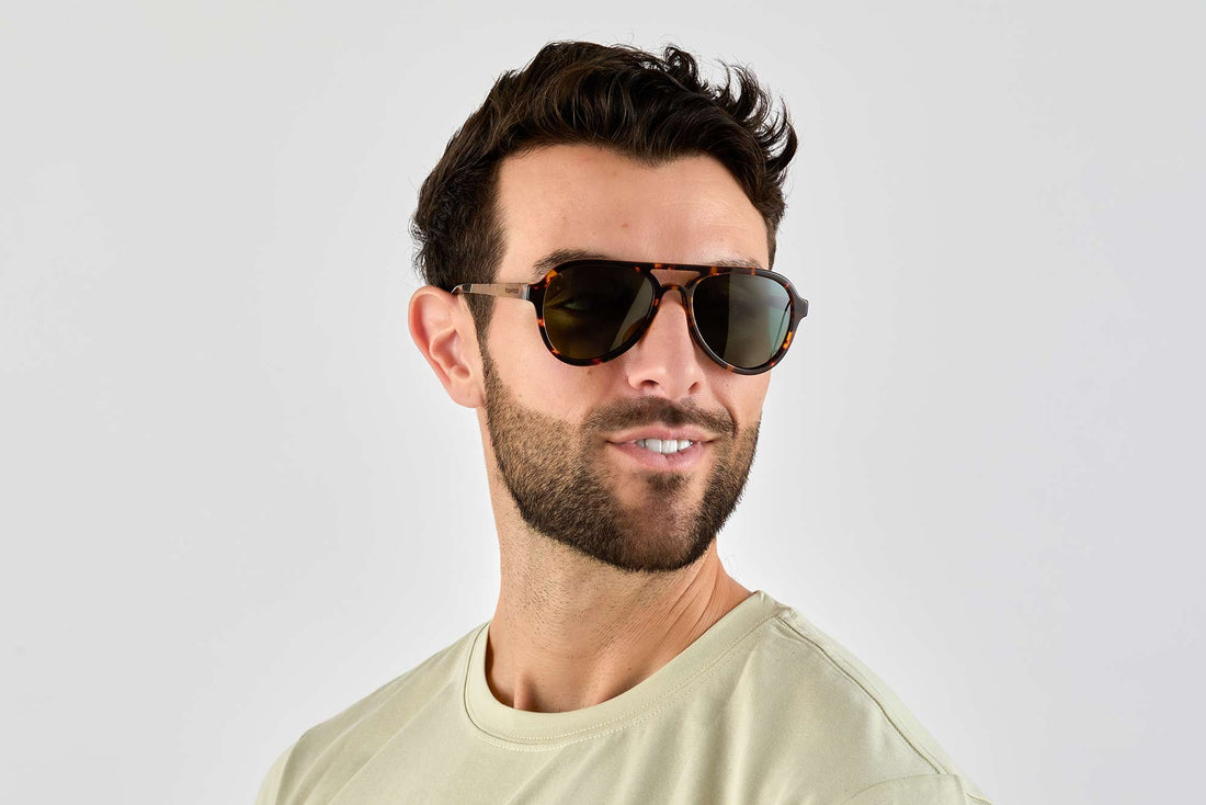 Homme portant des lunettes de soleil Runner, Green Tortoise Aviator