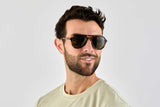 Homme portant des lunettes de soleil Runner, Green Tortoise Aviator