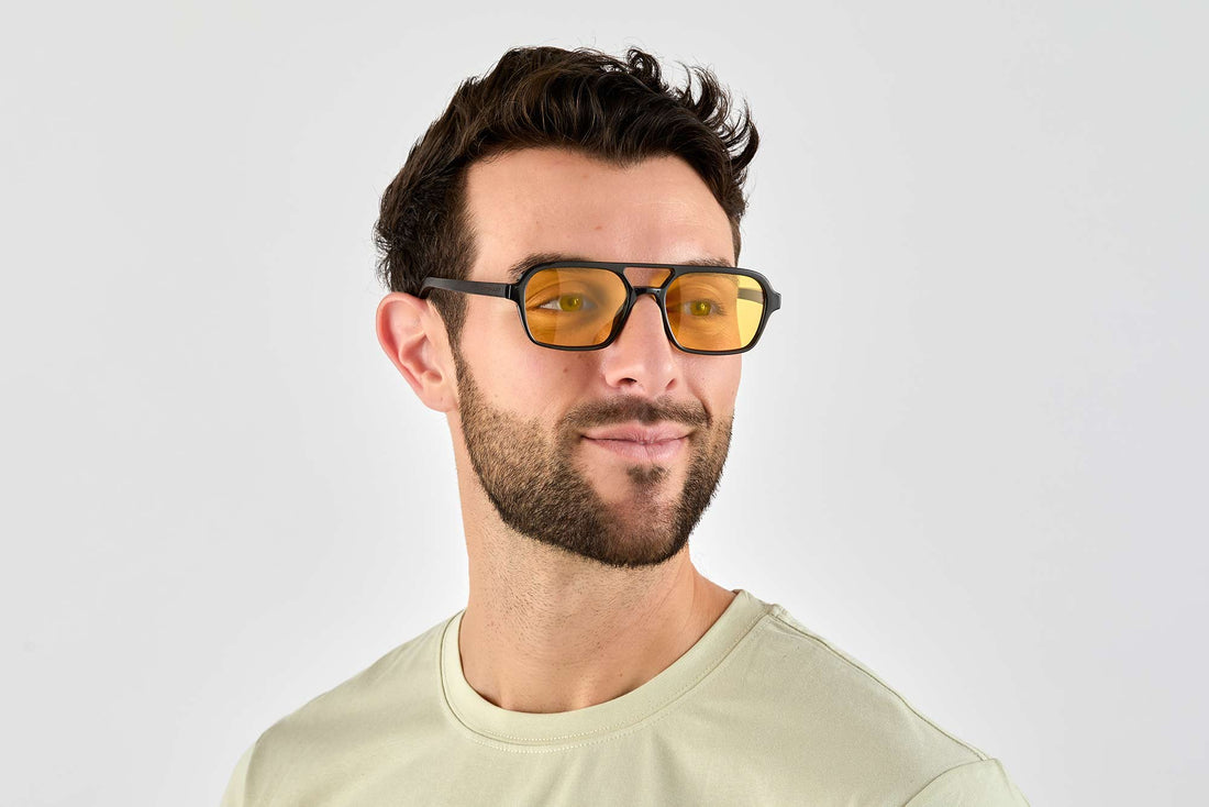 Homme portant des lunettes de soleil Ryder Yellow, Retro Aviator