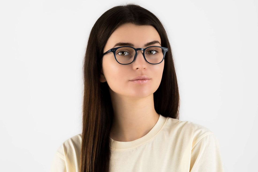 Femme portant des lunettes Dash Navy, Retro Square Navy Blue Acetate Glasses