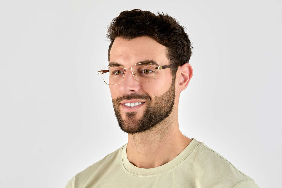 Homme portant des lunettes en or clair