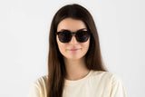 Femme portant des lunettes de soleil Carter, Green Tortoise Retro Square