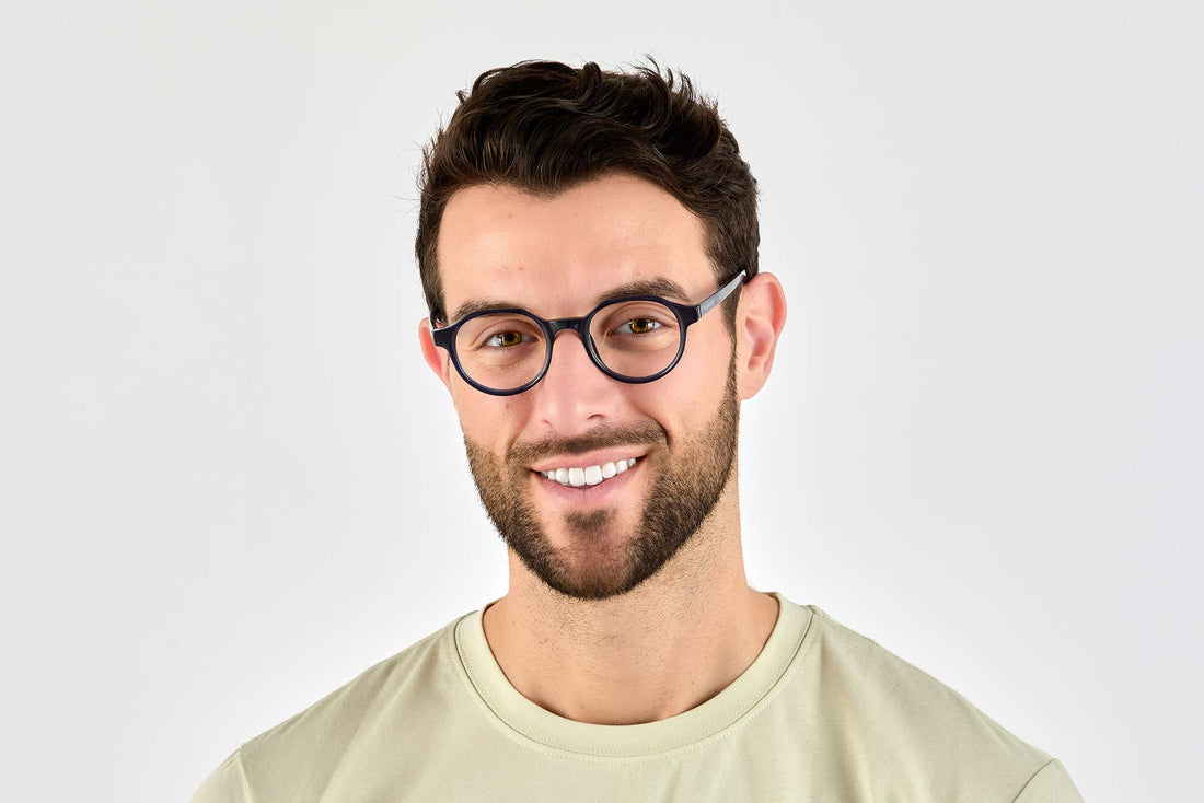 Homme portant les lunettes Wonder Navy, lunettes rondes géométriques en acétate bleu marine