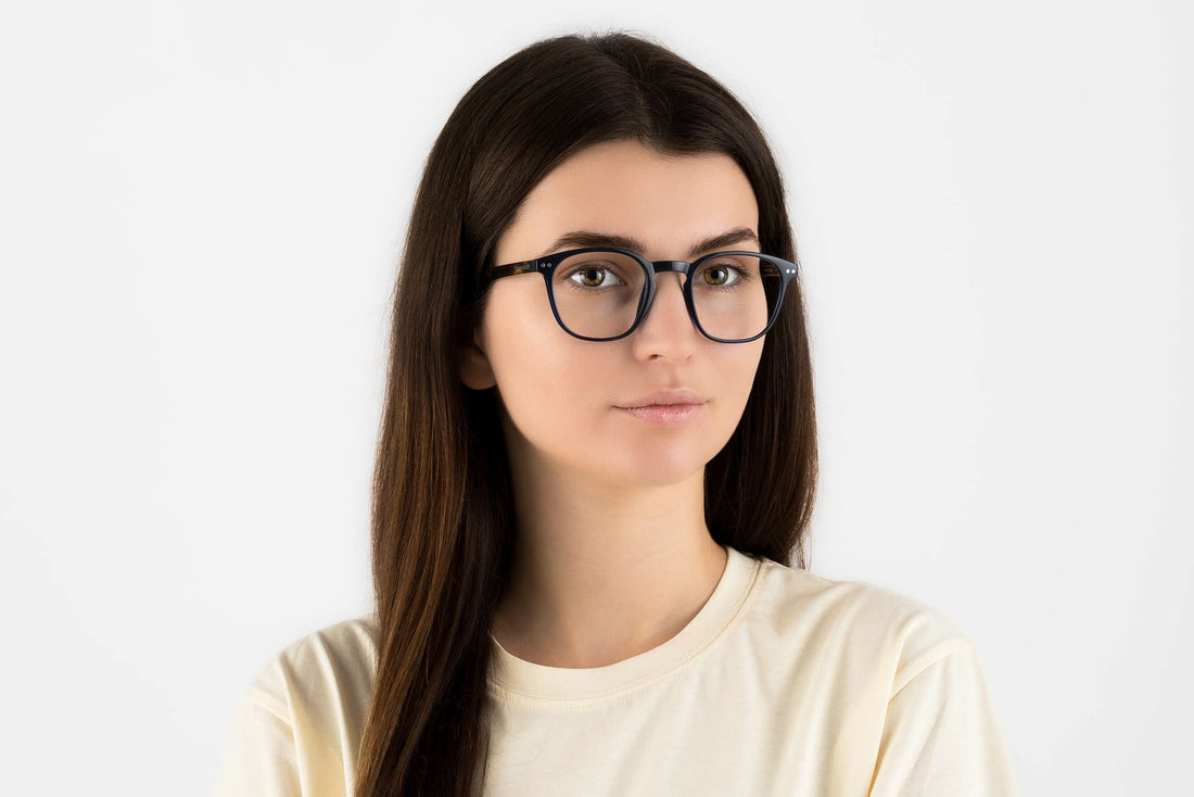 Femme portant des lunettes Dare Navy, Retro Square Navy Blue Acetate Glasses
