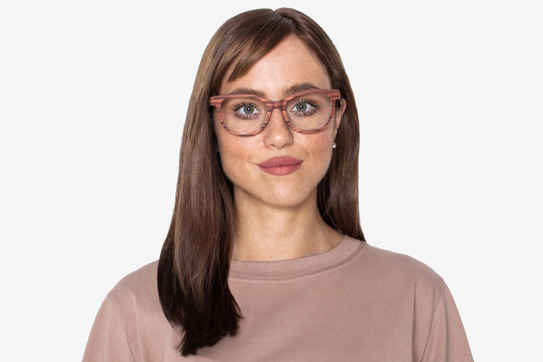 Femme portant des lunettes Charm Rose, Cat Eye Cherry Wood