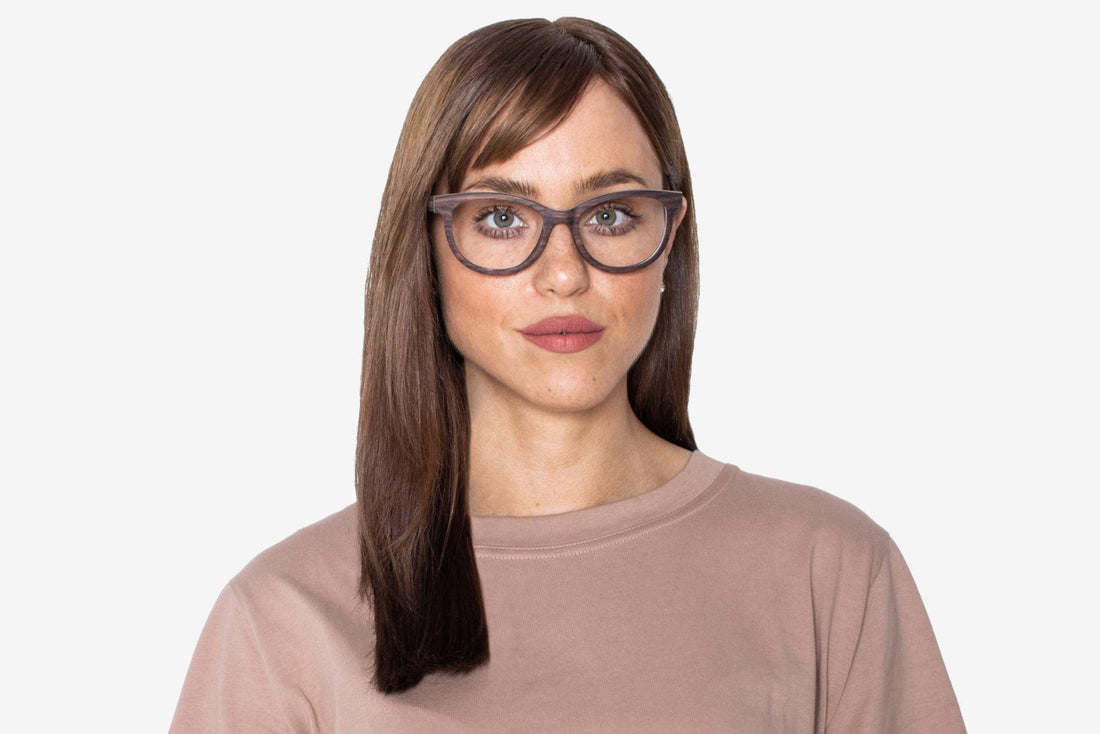 Femme portant des lunettes Charm Purple, Cat Eye Sandal Wood Glasses