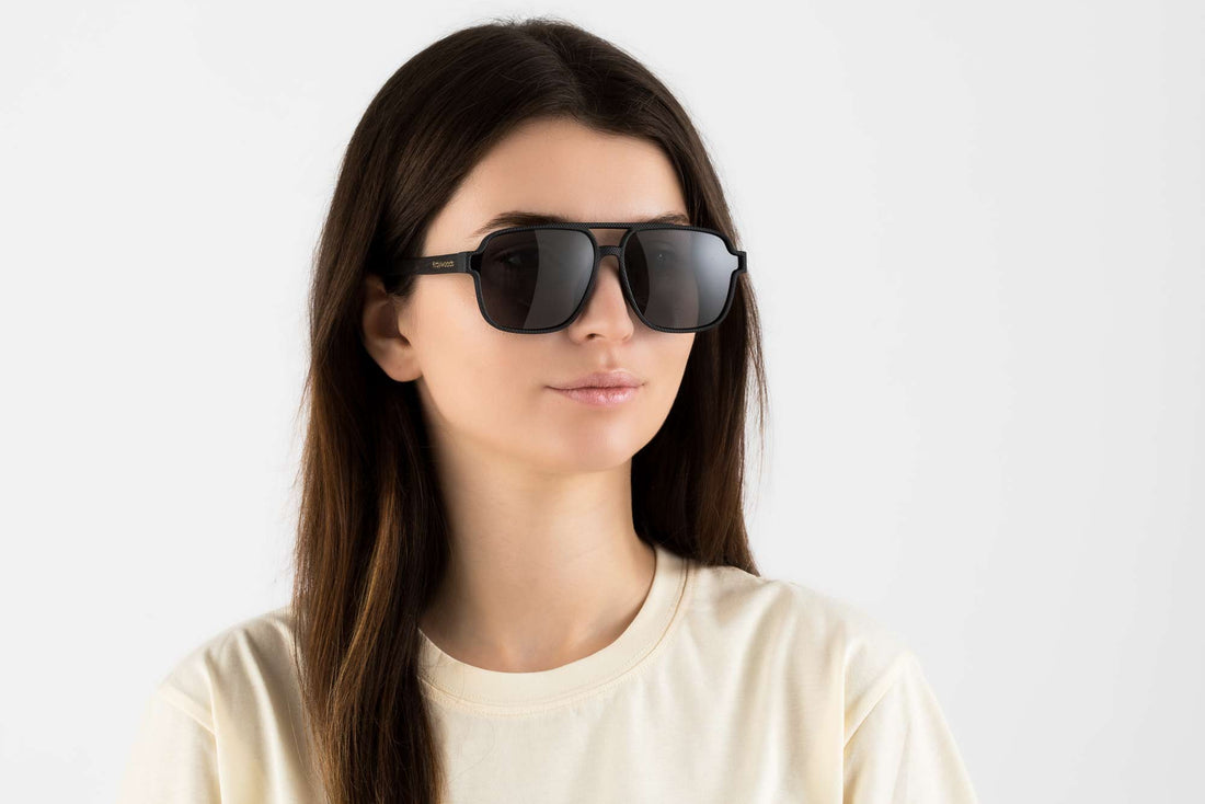Femme portant des lunettes de soleil Parker, Black Oversized Aviator Sunglasses