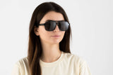 Femme portant des lunettes de soleil Parker, Black Oversized Aviator Sunglasses