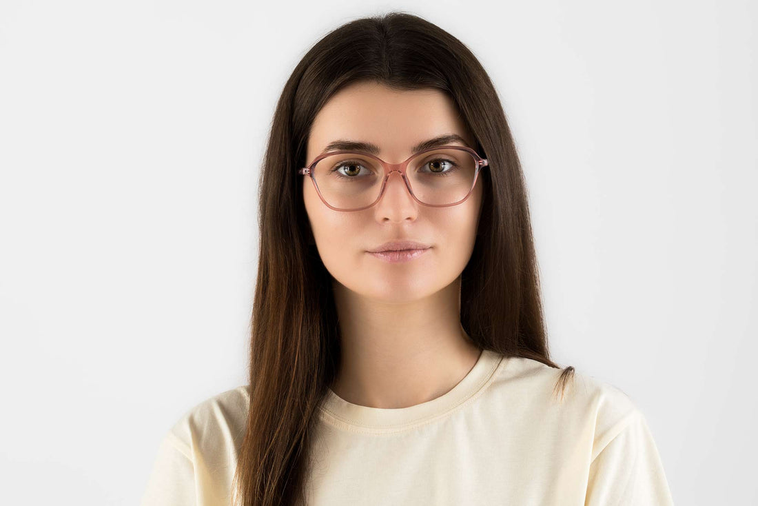 Femme portant des lunettes en acétate Glee Pink, Geometric Pink