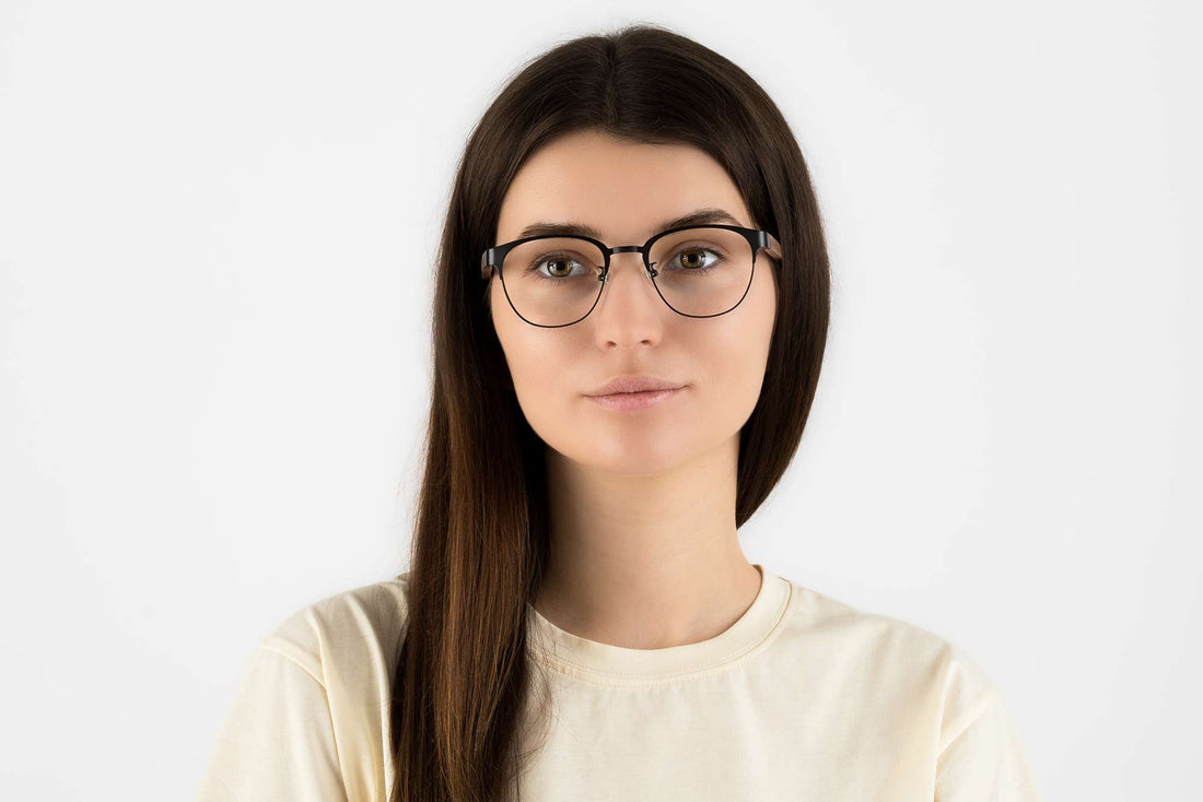 Femme portant des lunettes Honest Black, Black Browline