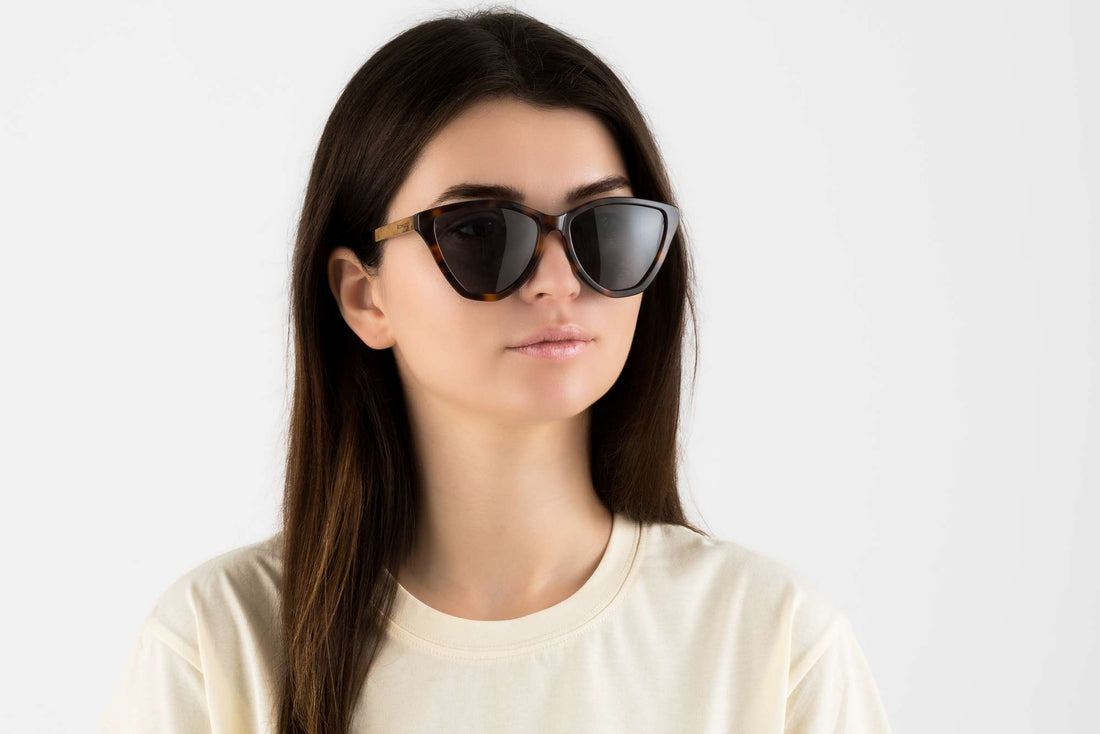 Femme portant des lunettes de soleil Stella, Cat-Eye Tortoise avec des verres gris