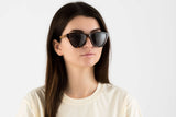 Femme portant des lunettes de soleil Stella, Cat-Eye Tortoise avec des verres gris