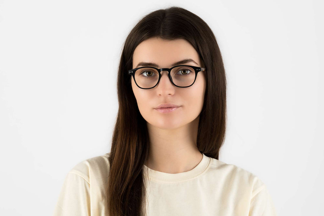 Femme portant des lunettes Dash Black, Retro Square Black Acetate Glasses