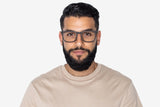 Homme portant des lunettes en bois de chêne noir, rectangulaires et audacieuses