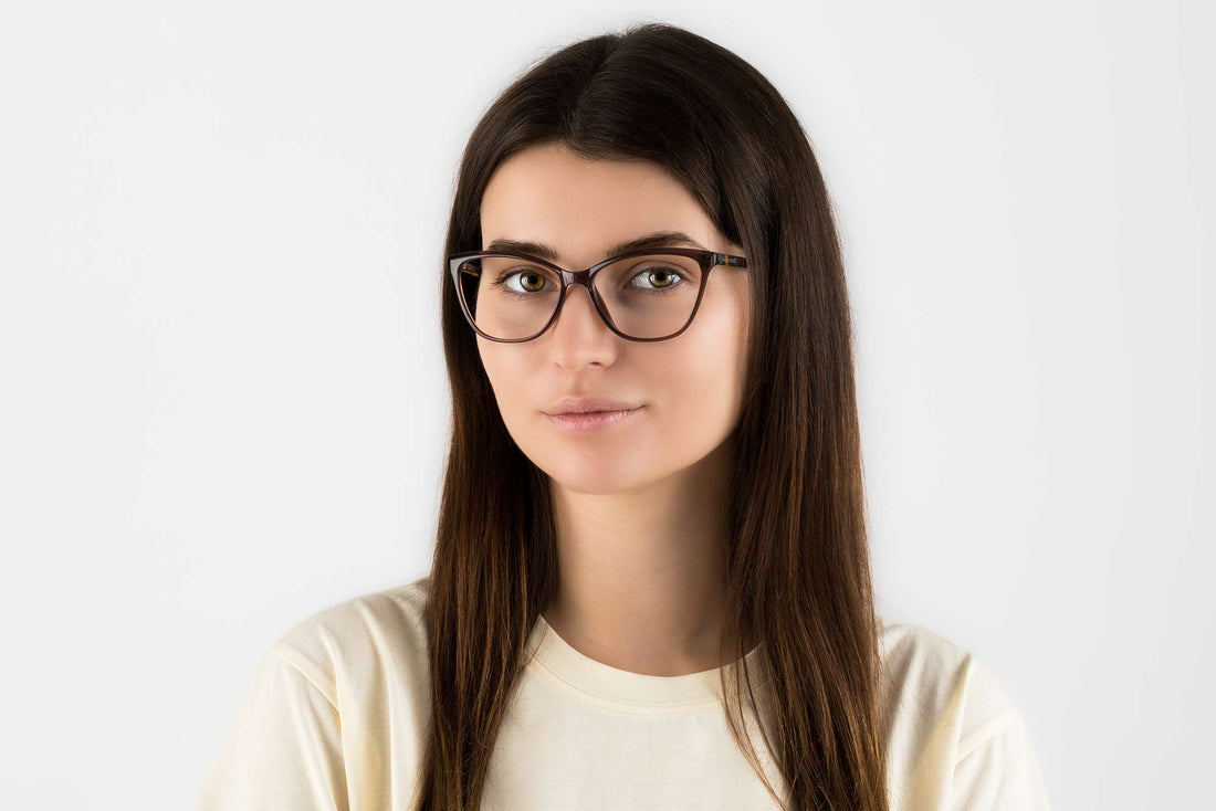 Femme portant des lunettes Allure Brown, Cat Eye Brown Acetate Glasses