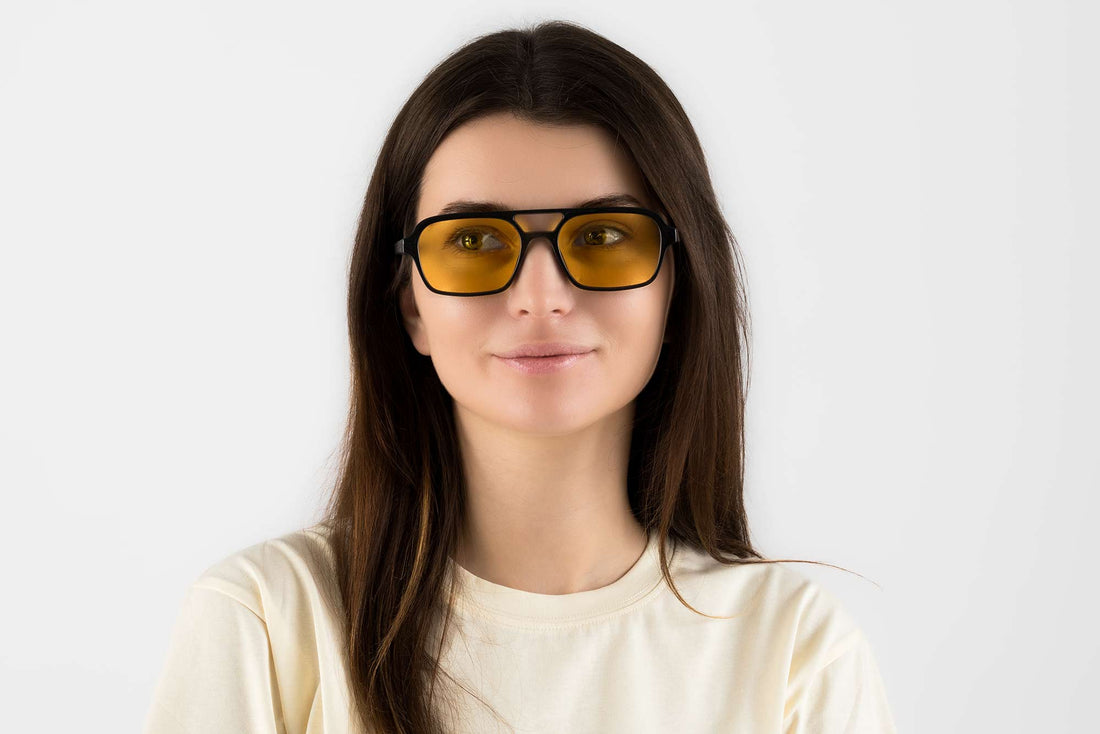 Femme portant des lunettes de soleil Ryder Yellow, Retro Aviator