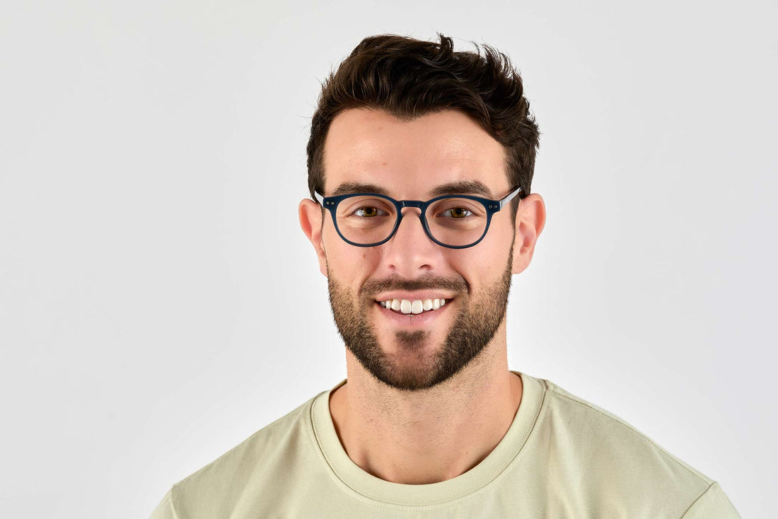 Homme portant des lunettes Dash Navy, Retro Square Navy Blue Acetate Glasses