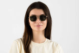Femme portant des lunettes de soleil Arlo, Gold Retro-Square